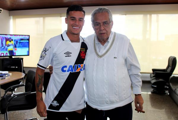 Coutinho com a camisa do Vasco no gabinete presidencial