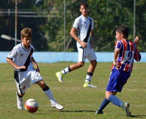 Meia Guga, do sub-13, em ação contra o Friburguense