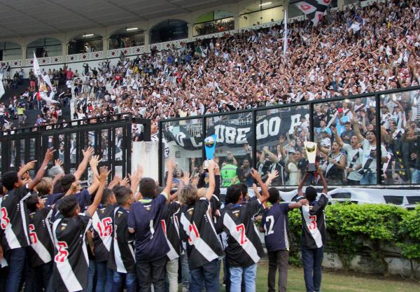 Meninos da Colina recebem o carinho dos torcedores vascaínos