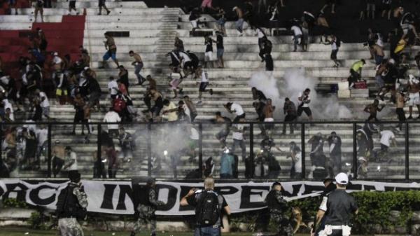 Policiais tentam conter torcedores com tiros de bala de borracha