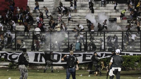Alguns torcedores entraram em confronto com a polícia