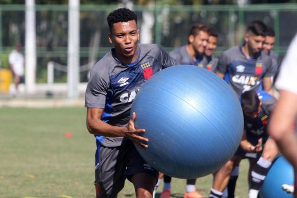 Madson pode reaparecer no time titular em Salvador