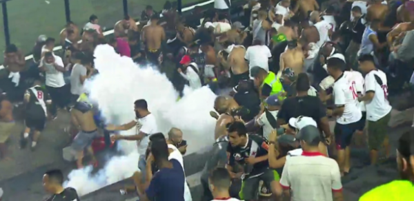 Torcida do Vasco entra em conflito com a PM em São Januário