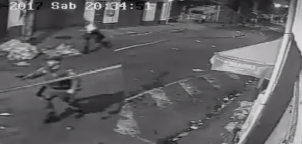 Policial com arma apontada nos arredores de São Januário