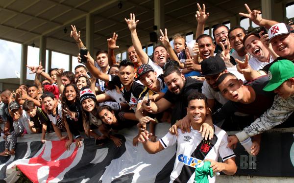 Paulinho nos braços da torcida em jogo na Colina