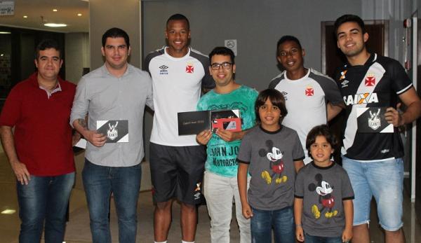 Jordi e Wellington entregaram as carteirinhas na Bahia