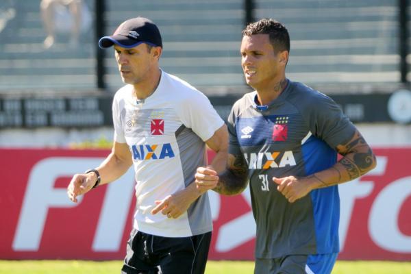 Ramon e Milton Mendes durante treino do Vasco