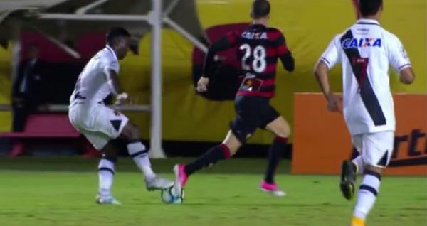 Thalles passa com categoria pelo goleiro, manda para o fundo da rede e leva 