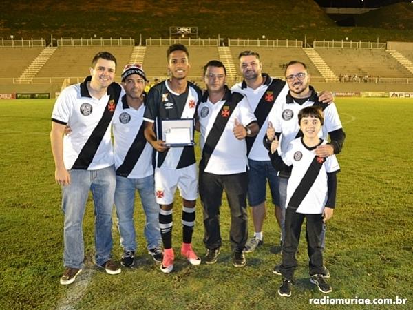 Miranda recebe placa dos torcedores em Muriaé
