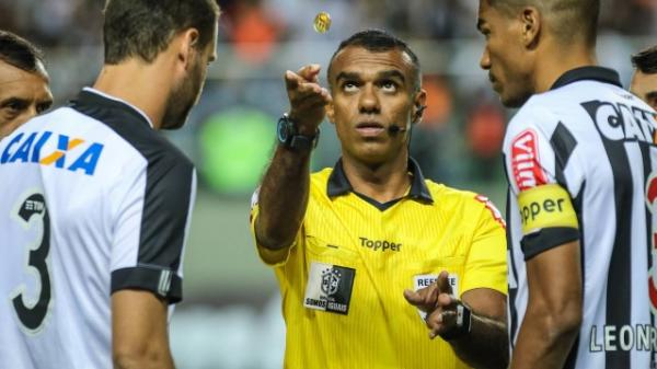 Dewson já apitou um jogo com portões fechados