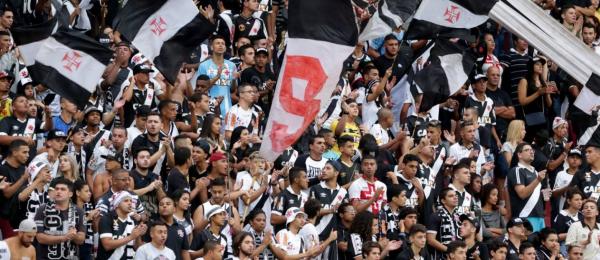 A Guerreiros do Almirante nasceu em 2006 e se posiciona atrás do gol em São Januário