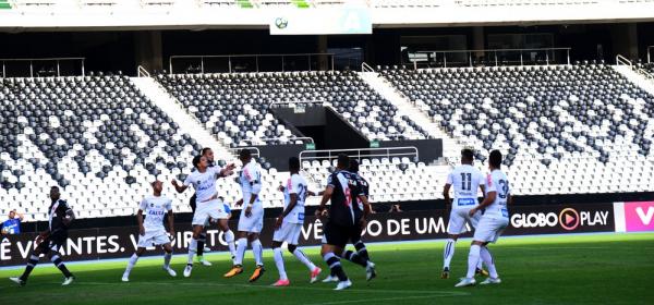 Vasco x Santos foi disputado no Estádio Nilton Santos com portões fechados
