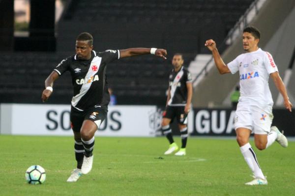 Thalles arrisca de fora da área em Vasco x Santos