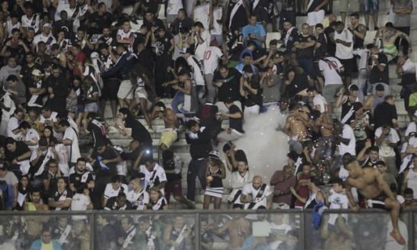 Correria na arquibancada de São Januário: episódios de violência mancharam o clássico Vasco x Flamengo