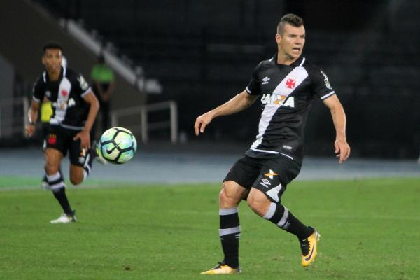 Wagner em ação contra o Santos no Engenhão