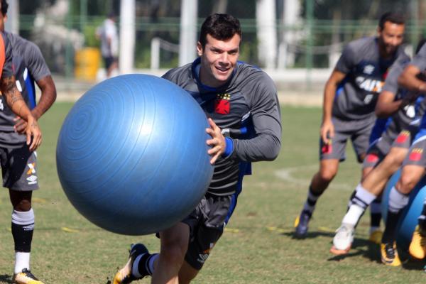 Wagner se diverte durante treino do Vasco