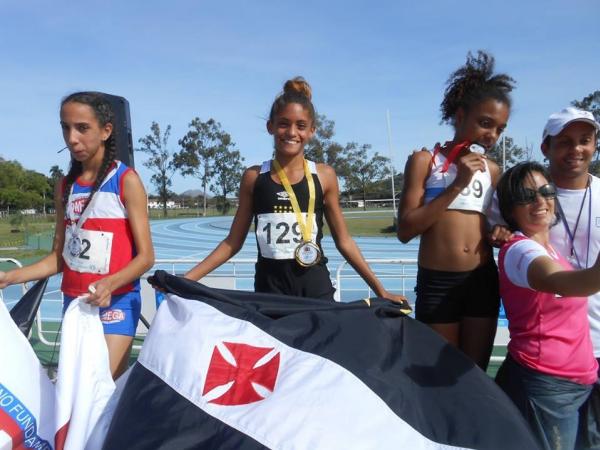 Fabiane Gomes Soares no lugar mais alto do pódio