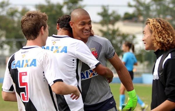 Goleiro Lucão comemora com os companheiros