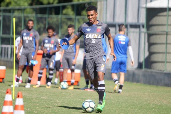 Madson se diverte durante treino na Colina