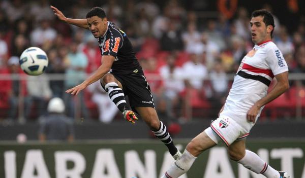 Eder Luis chuta para marcar o primeiro gol vascaíno em 2011