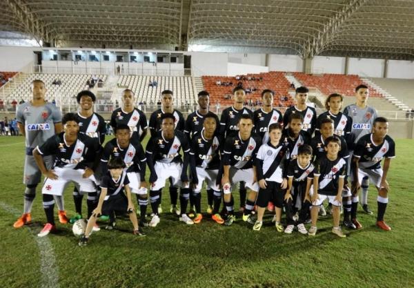 Meninos do Sub-17 posam para foto em Muriaé