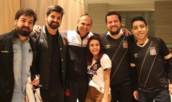 Gigantes posam ao lado do técnico Milton Mendes