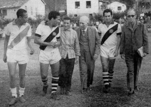 Garrincha e Bianchini no amistoso em Cordeiro (RJ)