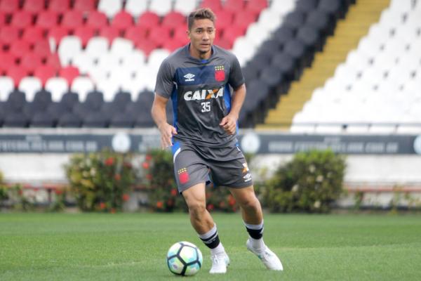 Jean durante treino do Vasco em São Januário