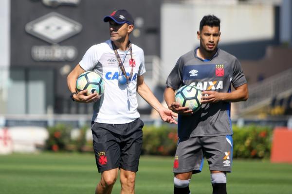 Milton Mendes ao lado do argentino Andrés durante treino