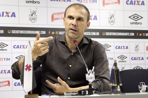 Milton Mendes bateu papo com os jornalistas na sala de imprensa