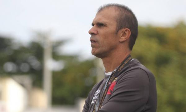 Milton Mendes durante treino do Vasco: técnico retorna ao banco da equipe após suspensão