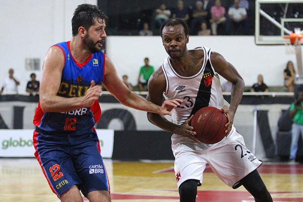 Guilherme Giovannoni marcando Nezinho em partida contra o Vasco no último NBB