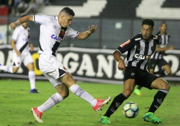 Paulinho em ação contra o Atlético na Copa do Brasil sub-20