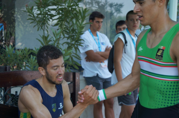 Uncas Tales cumprimenta Alexis Garcia após prova de remo