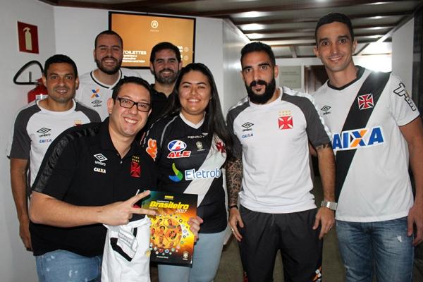 Sócios vascaínos posam para fotos com Eder Luis e Escudero