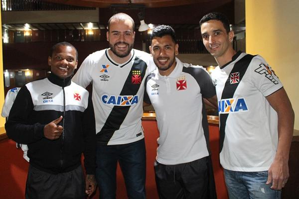 Manga e Andrés Ríos também posaram para fotos na concentração