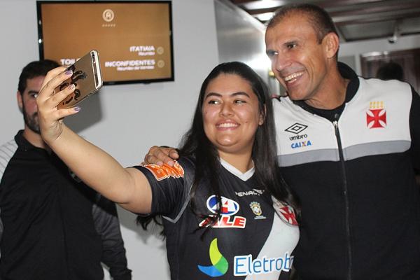 Paula faz selfie com o técnico Milton Mendes