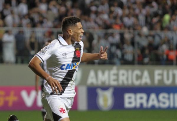 Paulinho comemora um de seus gols na vitória sobre o Atlético-MG