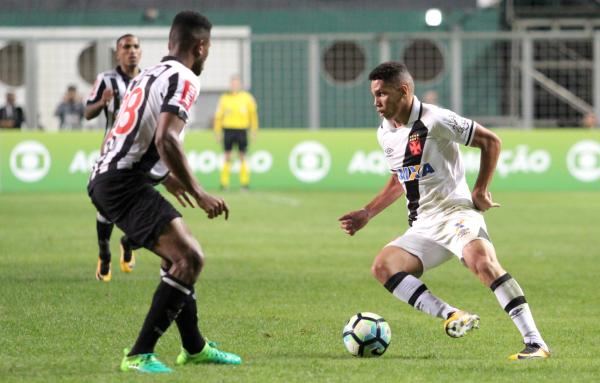 Paulinho infernizou a defesa do Atlético Mineiro