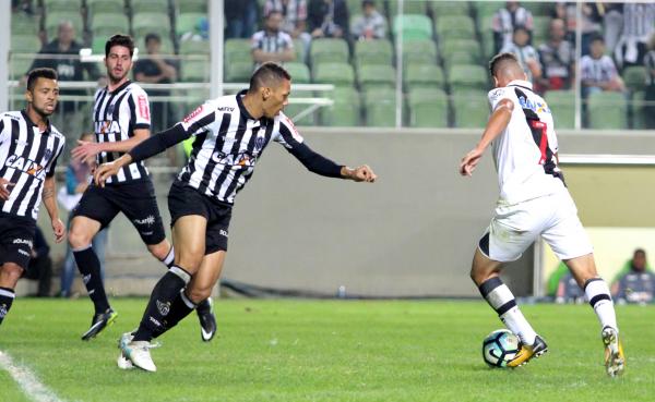 Mesmo marcado, Paulinho finaliza bem e decreta vitória