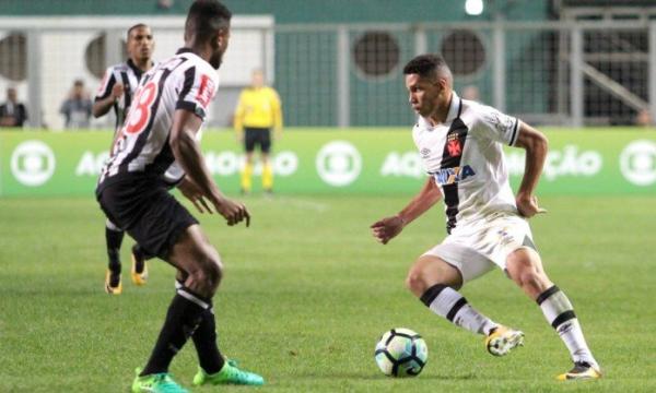 Paulinho encara a marcação do Atlético-MG: aos 17, ele fez seus primeiros gols no time profissional do Vasco
