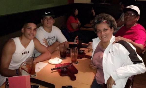 Paulinho com o irmão, Romário, o pai, Paulo Henrique, e mãe, Ana Christina: jovem responsabilidade de gente grande no Vasco