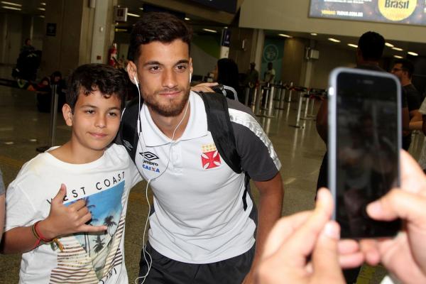 Guilherme Costa atende torcedor na chegada ao Rio