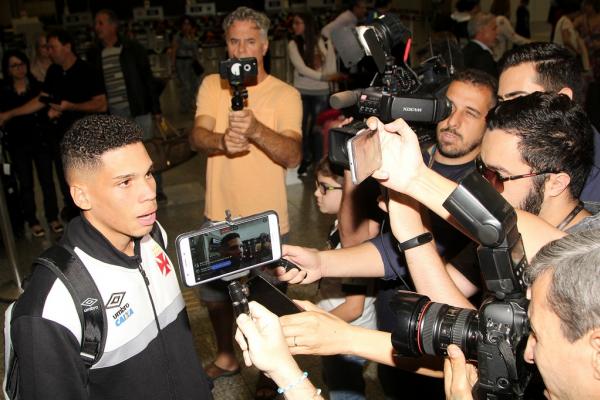 Paulinho sendo assediado pela imprensa