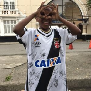 Carlos Henrique imita comemoração de Paulo Vitor, do Vasco, antes da viagem