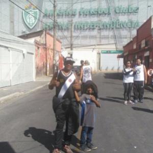 Carlos Henrique e seu pai do lado de fora do Estádio Independência, em Belo Horizonte