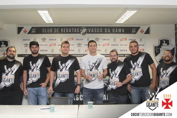 Anderson Martins posa com os Gigantes na sala de imprensa