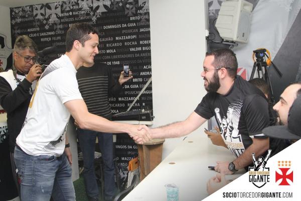 Anderson Martins cumprimenta sócio-torcedor vascaíno