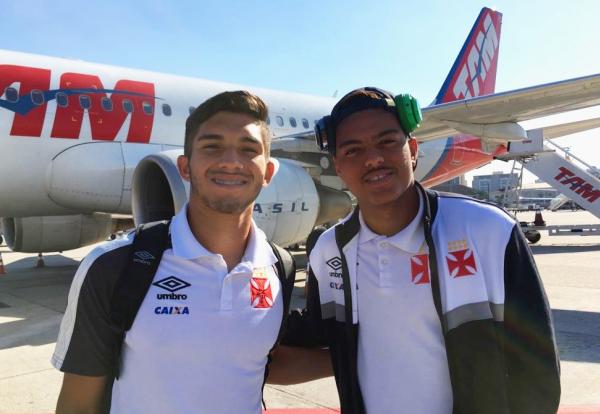 Andrey e Evander no momento do embarque para São Paulo