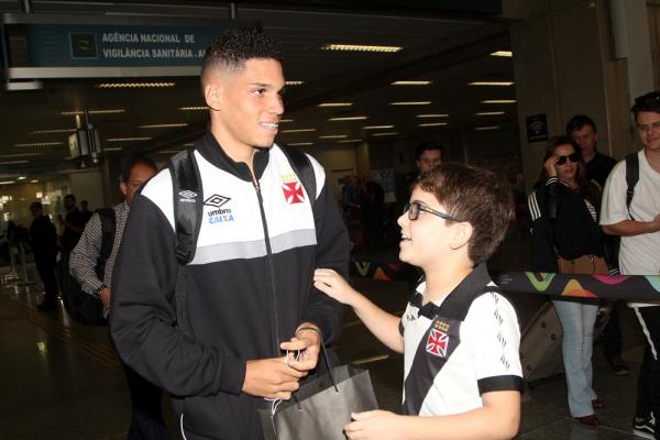 Paulinho atende pequeno torcedor no desembarque do Vasco no Rio de Janeiro